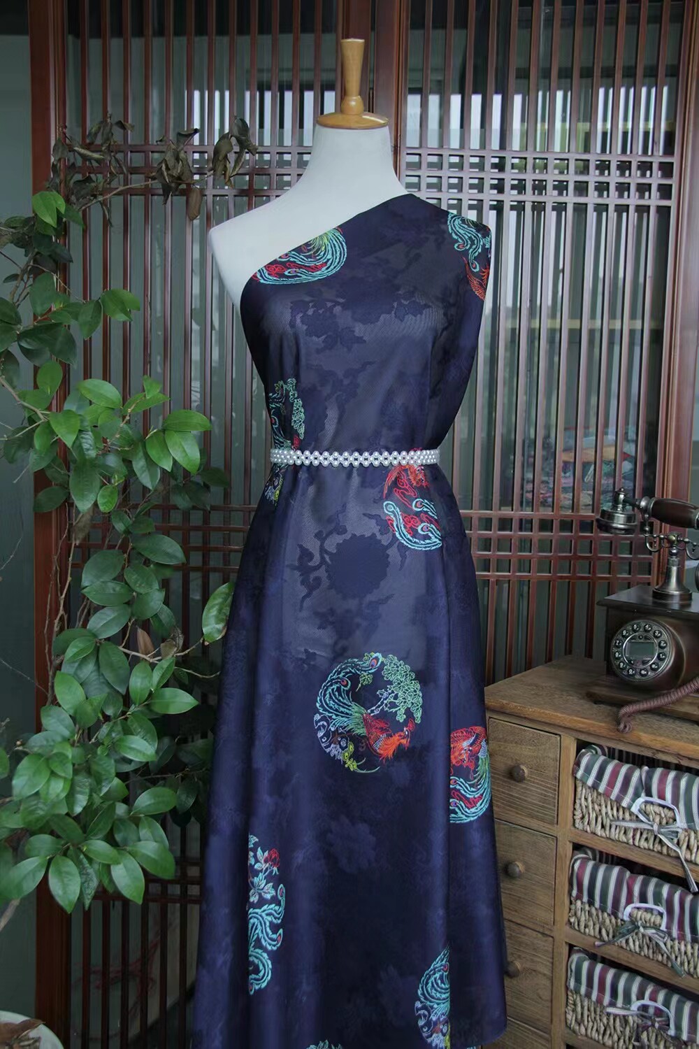 四经绞罗旗袍汉服服饰面料100%桑蚕丝布料28姆115宽 牡丹凤凰团花