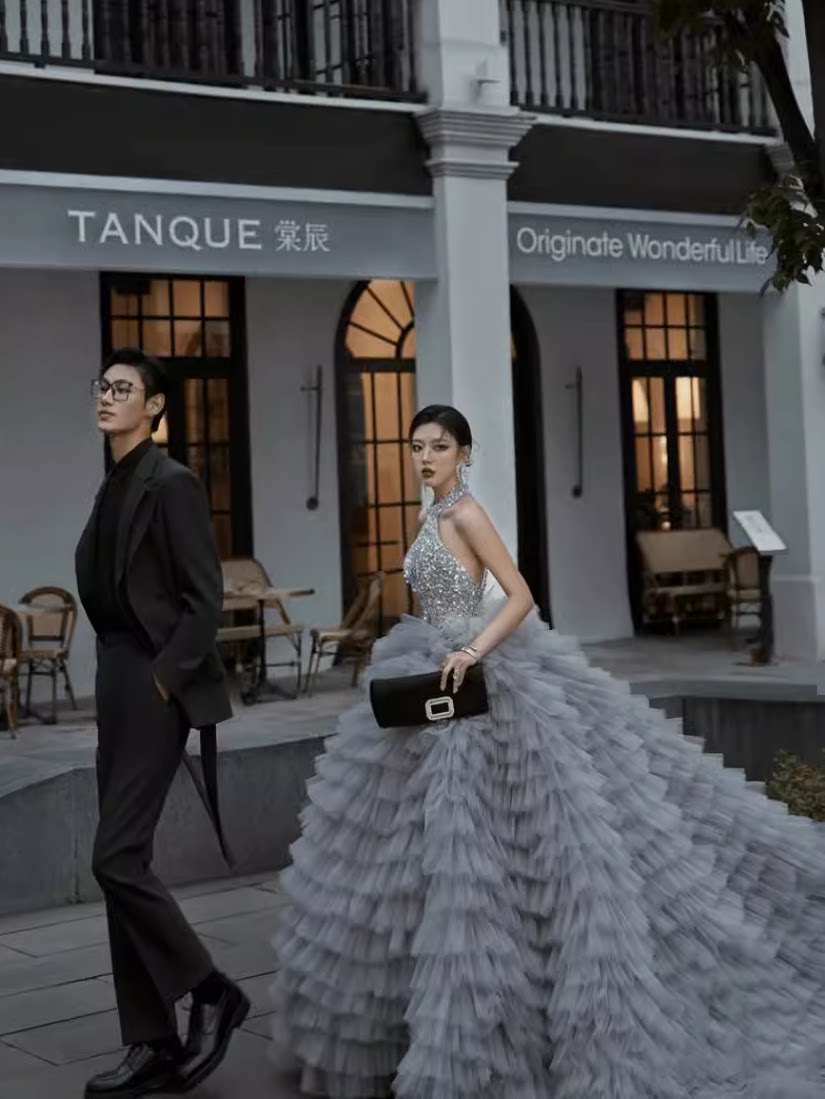 Sexy advanced wedding dress suitable for photo sessions, backless