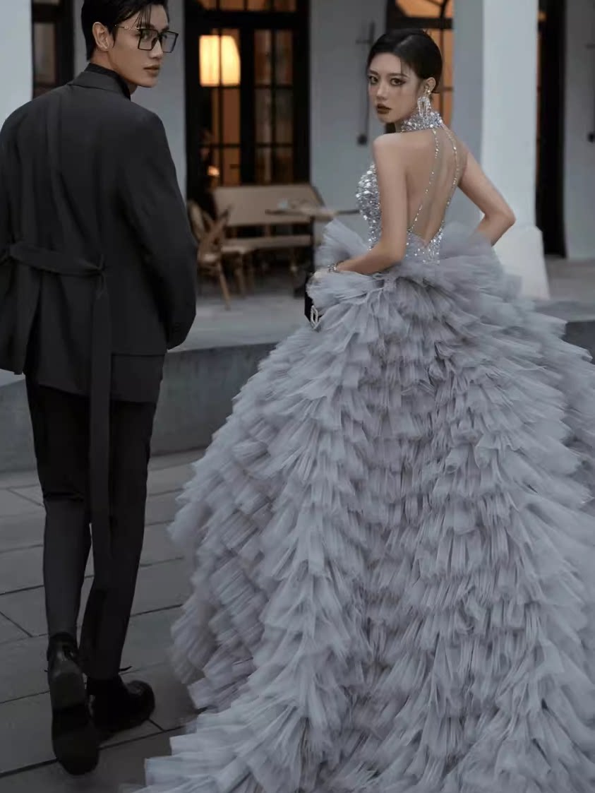 Sexy advanced wedding dress suitable for photo sessions, backless