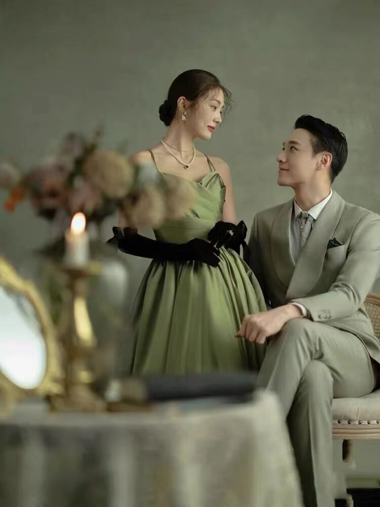 커플 테마 웨딩 사진 스튜디오 의류 멜빵 새틴 패션 아보카도 컬러 스커트 인테리어 사진 사진 드레스