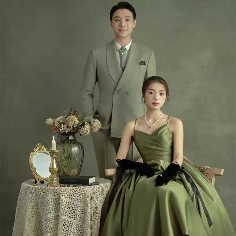 커플 테마 웨딩 사진 스튜디오 의류 멜빵 새틴 패션 아보카도 컬러 스커트 인테리어 사진 사진 드레스