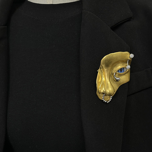 法式复古抽象个性面具半脸造型眼睛泪滴鼻环胸针创意独特西装配饰