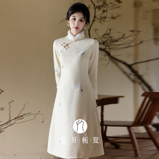 米白色麂皮绒绣花旗袍新中式加绒保暖年轻款少女连衣裙1/10