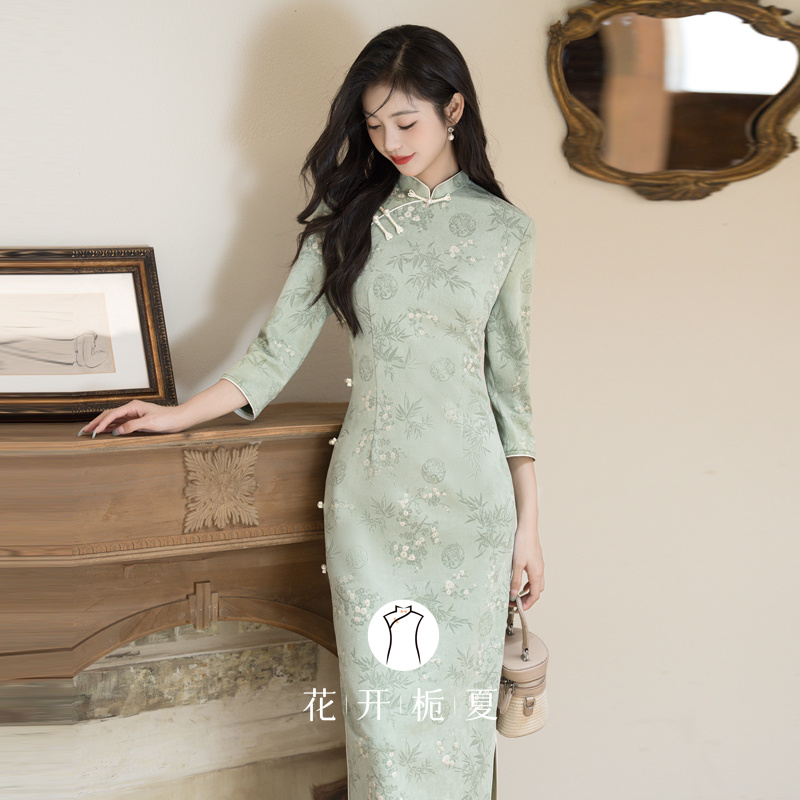新中式绝美气质少女绿色旗袍