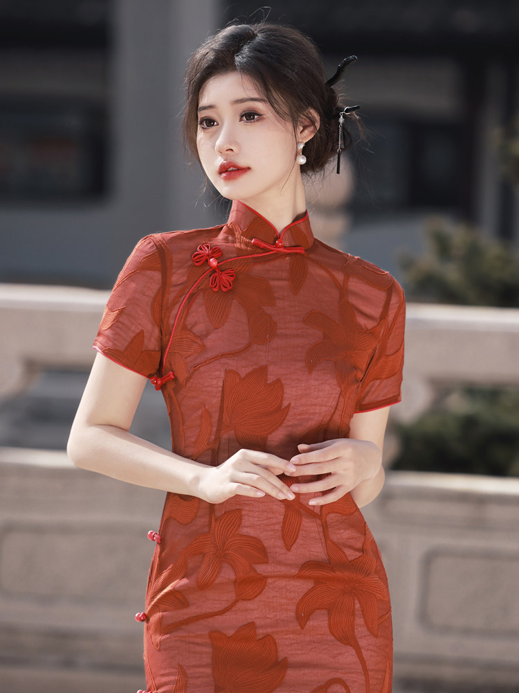 红色剪花旗袍新中式改良年轻款高端气质少女连衣裙订婚敬酒服结婚