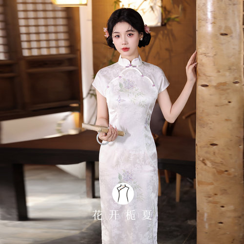 新中式绝美气质少女米白色旗袍