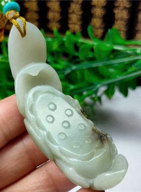 新疆鸭蛋青和田玉随形雕莲蓬莲花手把件玉器盘玩收藏品沁糖带黑皮
