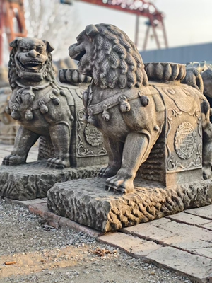 青石跑狮，皮壳老辣，气势凶猛，器形饱满，长 85 宽 40 高 80cm