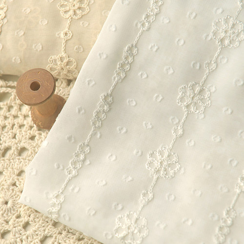 淡米黄白色圆花瓣绣花条雪纺