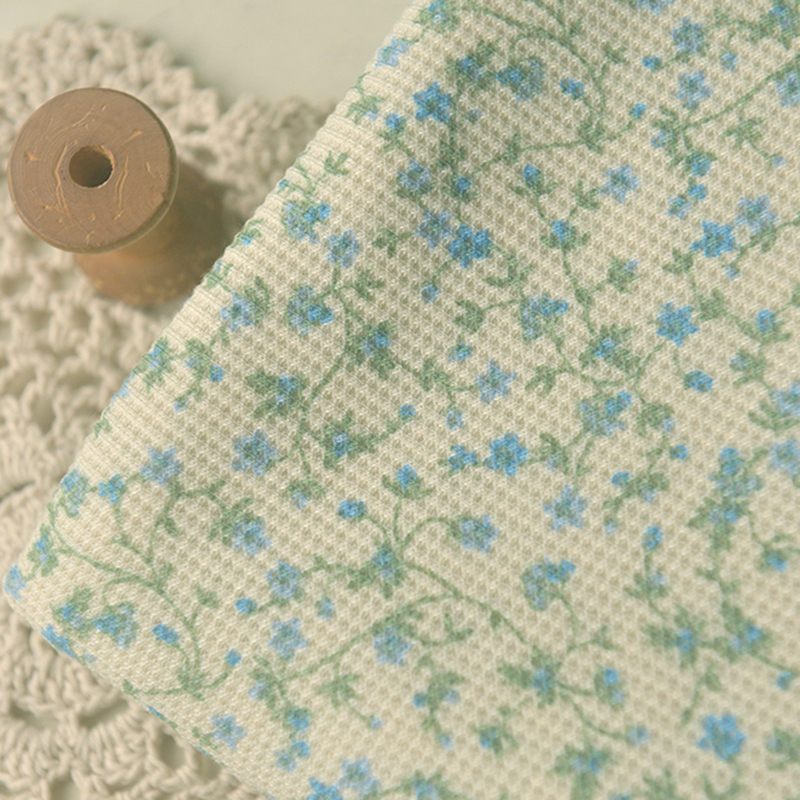 满幅蓝绿小花华夫格涤棉