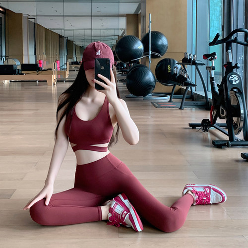 Byu run 新款交叉腰红色瑜伽服背心套装女蜜桃臀运动健身裤两件套