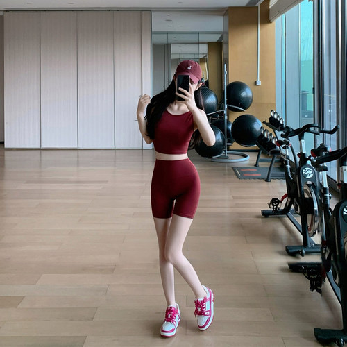 Byu run 后褶皱带胸垫运动背心瑜伽套装女提臀瑜伽速干短裤两件套