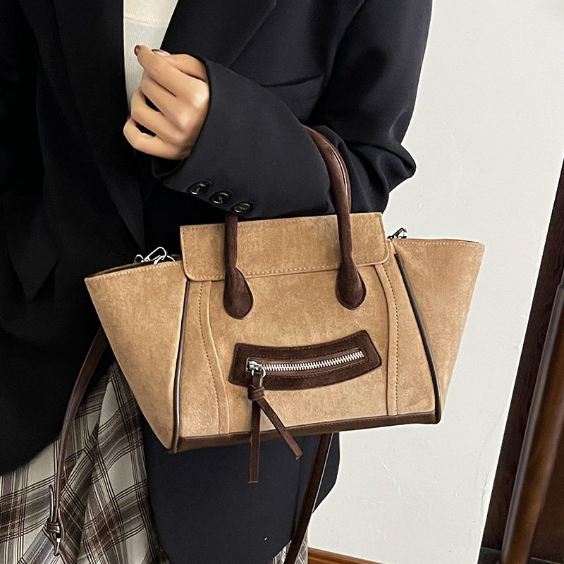 高级感复古麂皮绒包包女2025新款大容量斜挎包时尚通勤手提翅膀包