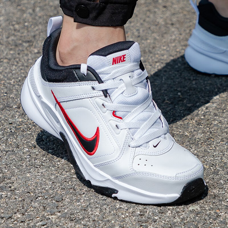 耐克轻便防滑运动跑步鞋假一赔十