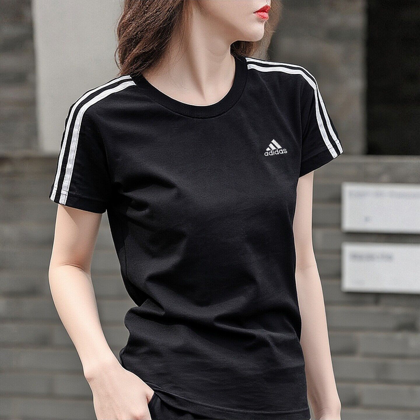 阿迪达斯短袖女夏季新款圆领休闲半袖显瘦纯棉运动服美式复古T恤