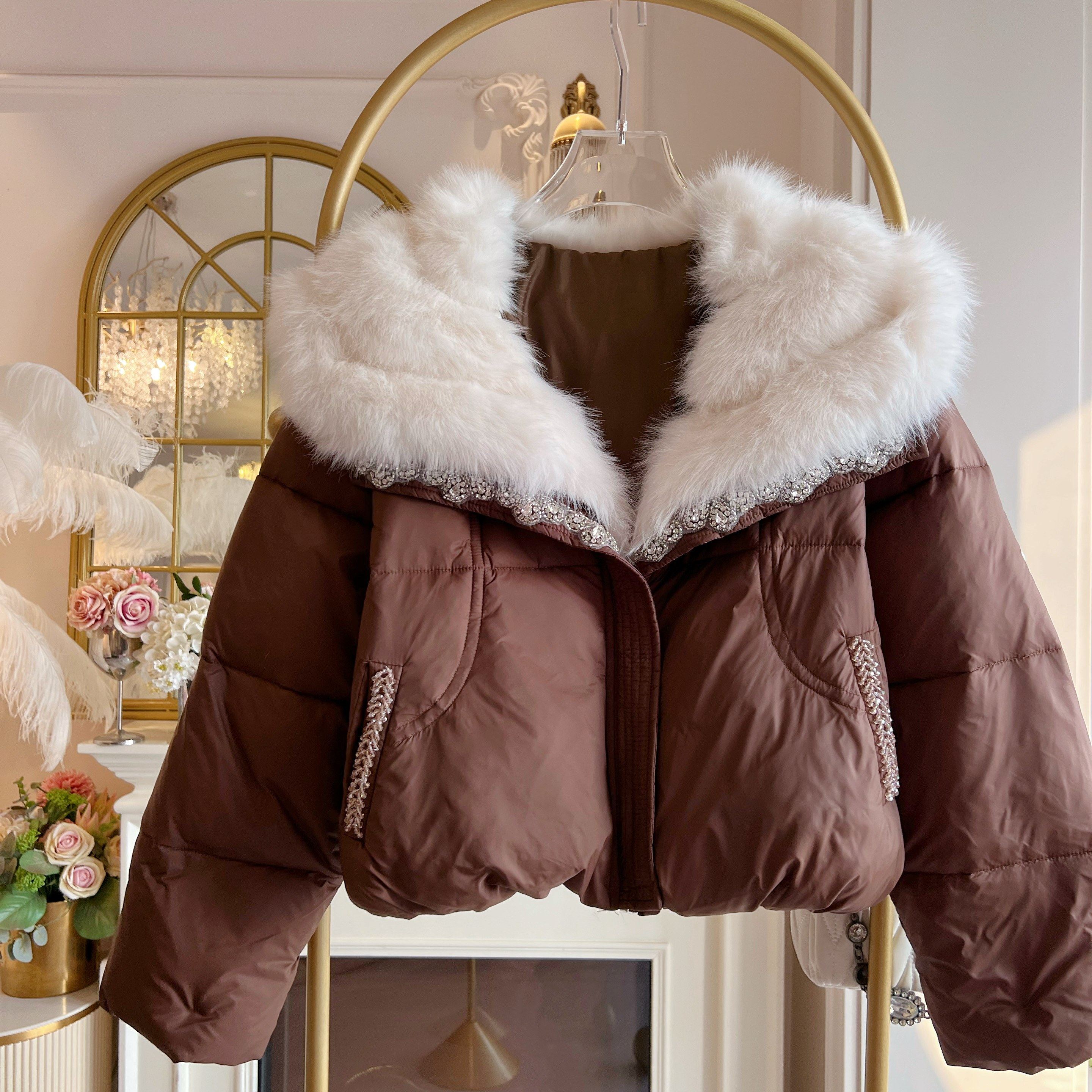 2025年冬季新款重工镶钻大翻领羽绒服短外套女羊毛一体白鸭绒棉服