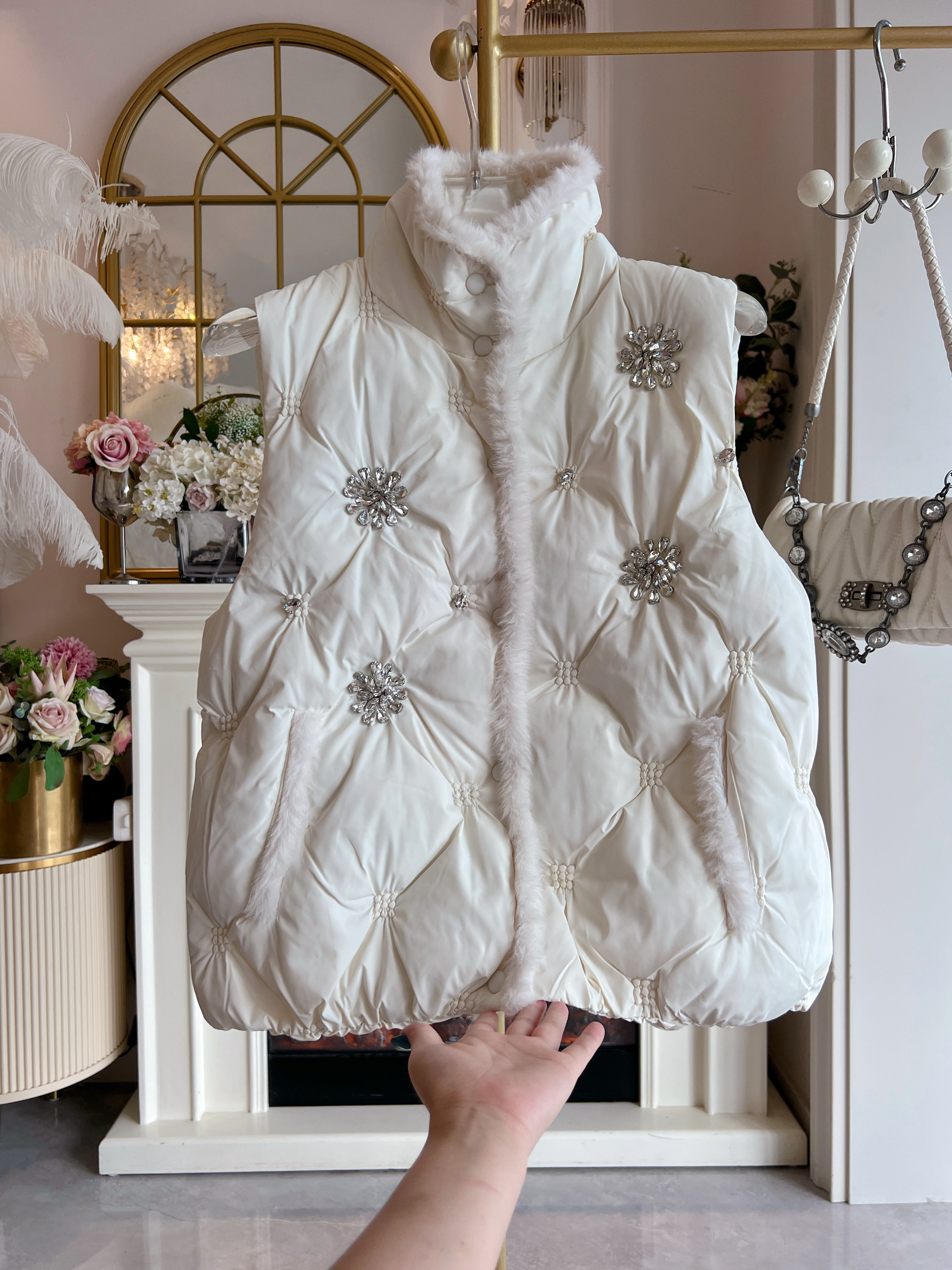 2025年秋冬原创镶钻毛毛棉服马甲背心宽松褶皱加厚棉袄马夹外套女