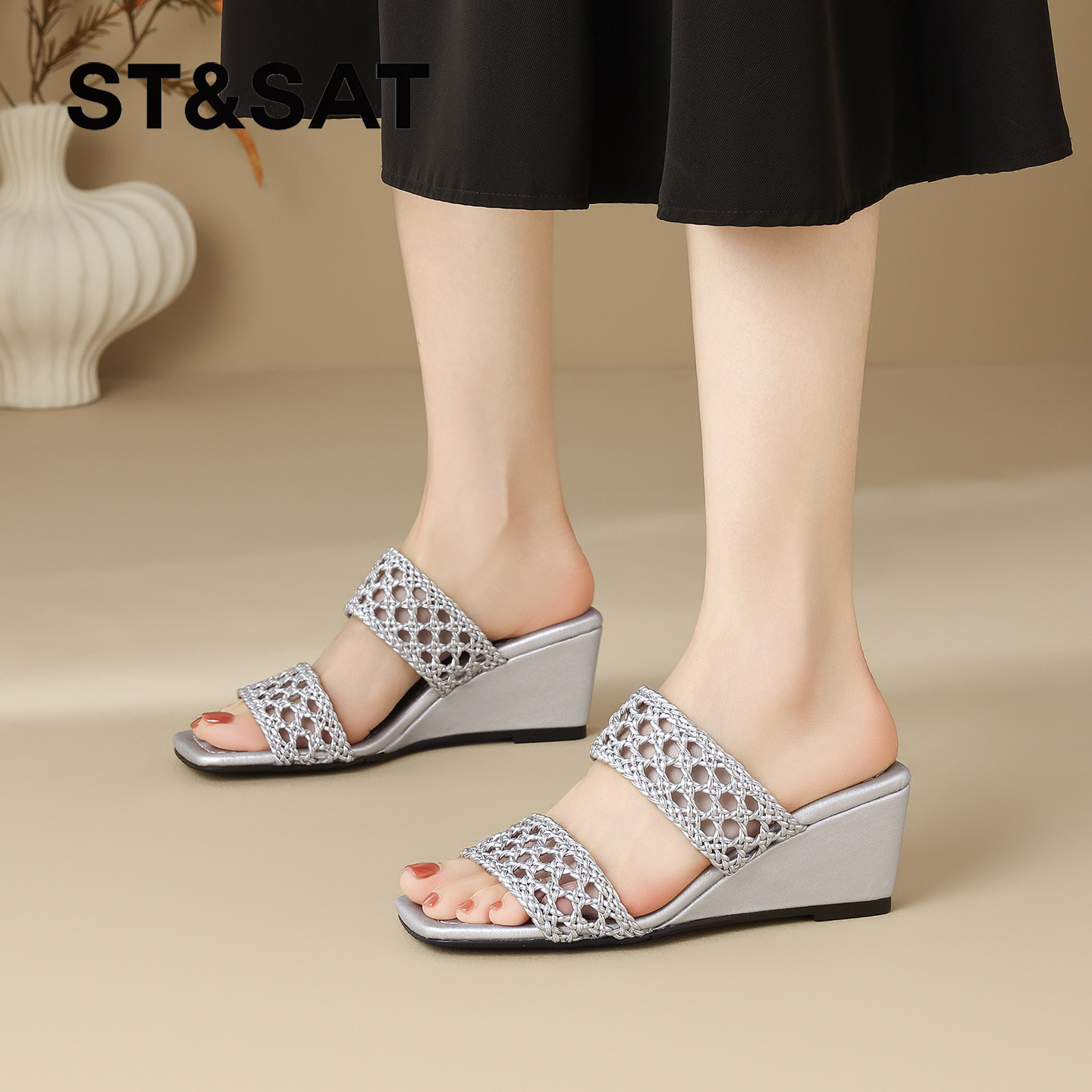 星期六休闲风草编坡跟高跟鞋女2026年夏季新款露趾镂空一字拖凉鞋