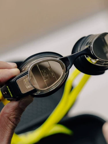 FORM Умные очки для плавания Smart Swim 2. Усовершенствованный дисплей с дополненной реальностью отображает данные о плавании в режиме реального времени.