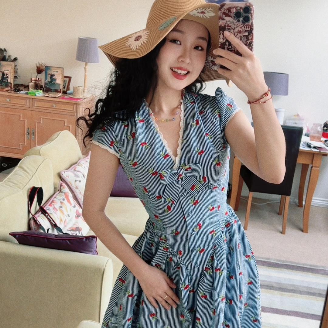 条纹V领胸针蕾丝连衣裙