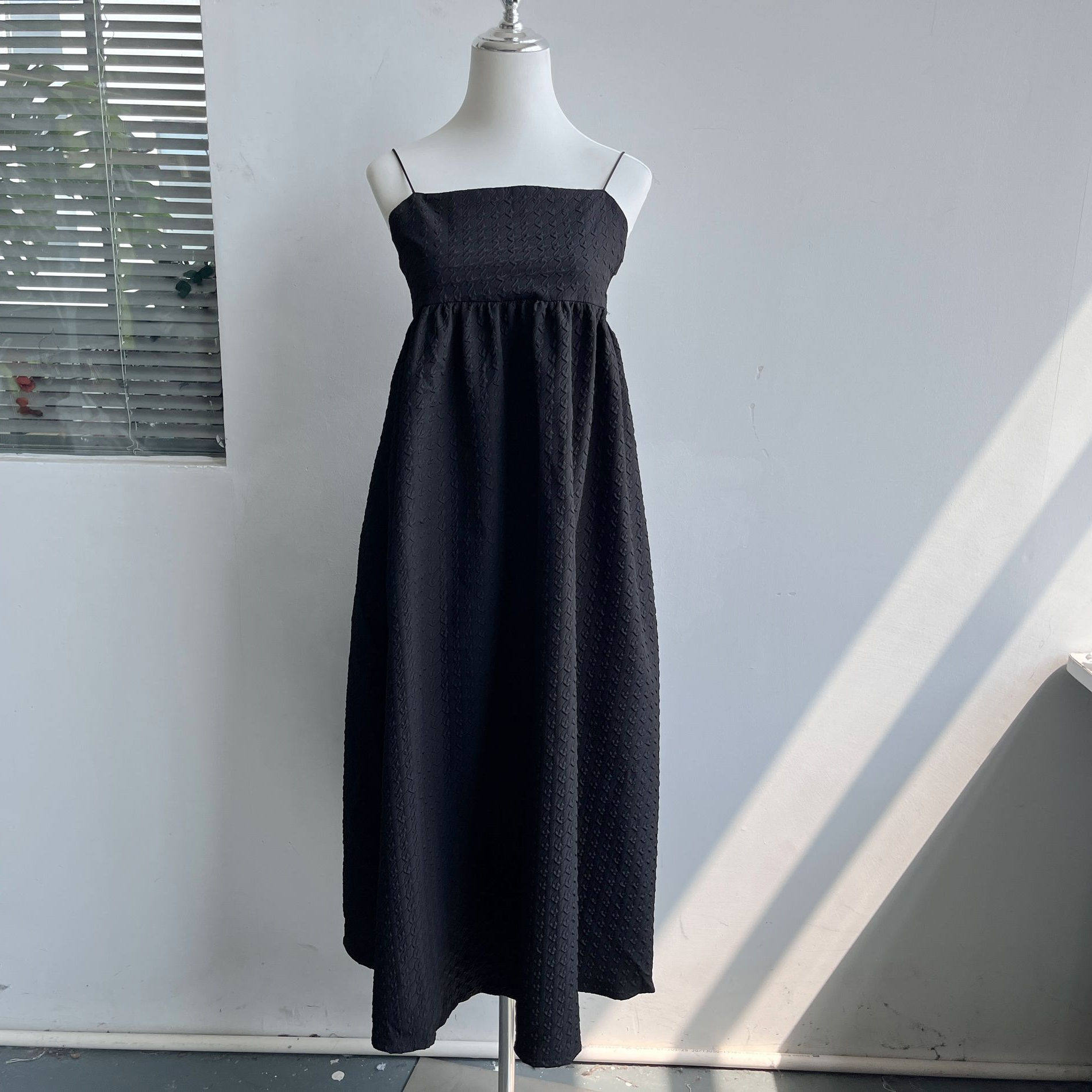 南11-30法式优雅气质吊带连衣裙春夏高级感肌理感暗纹长裙H25-4