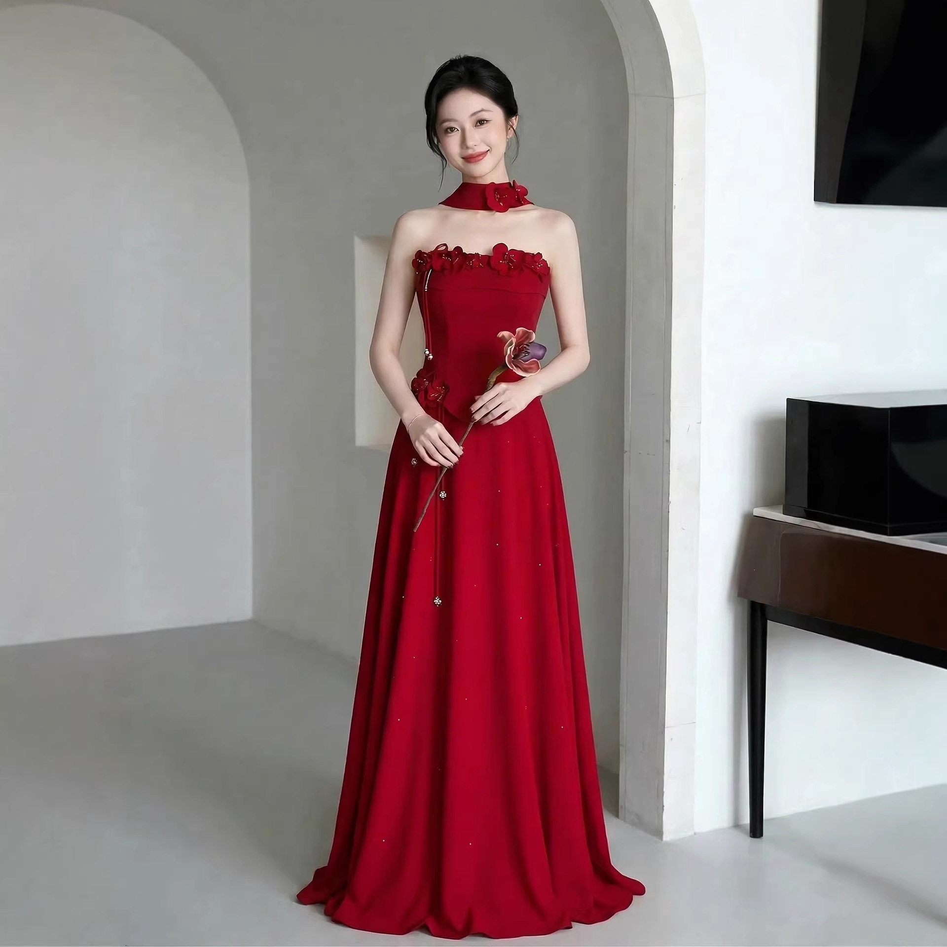 红色挂脖修身显瘦订婚晚礼服裙