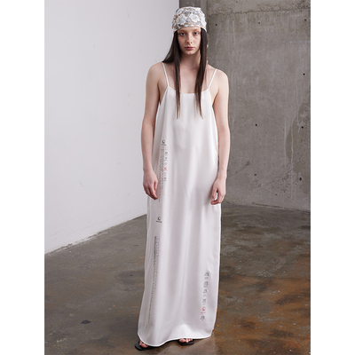 DONOTDISTURB原创基础醋酸印花气质白色基础吊带连衣裙夏高级感