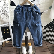 Bé trai mùa thu 2019 mới to con ngoại quốc giản dị đan denim túi lớn quần yếm quần jeans - Quần jean