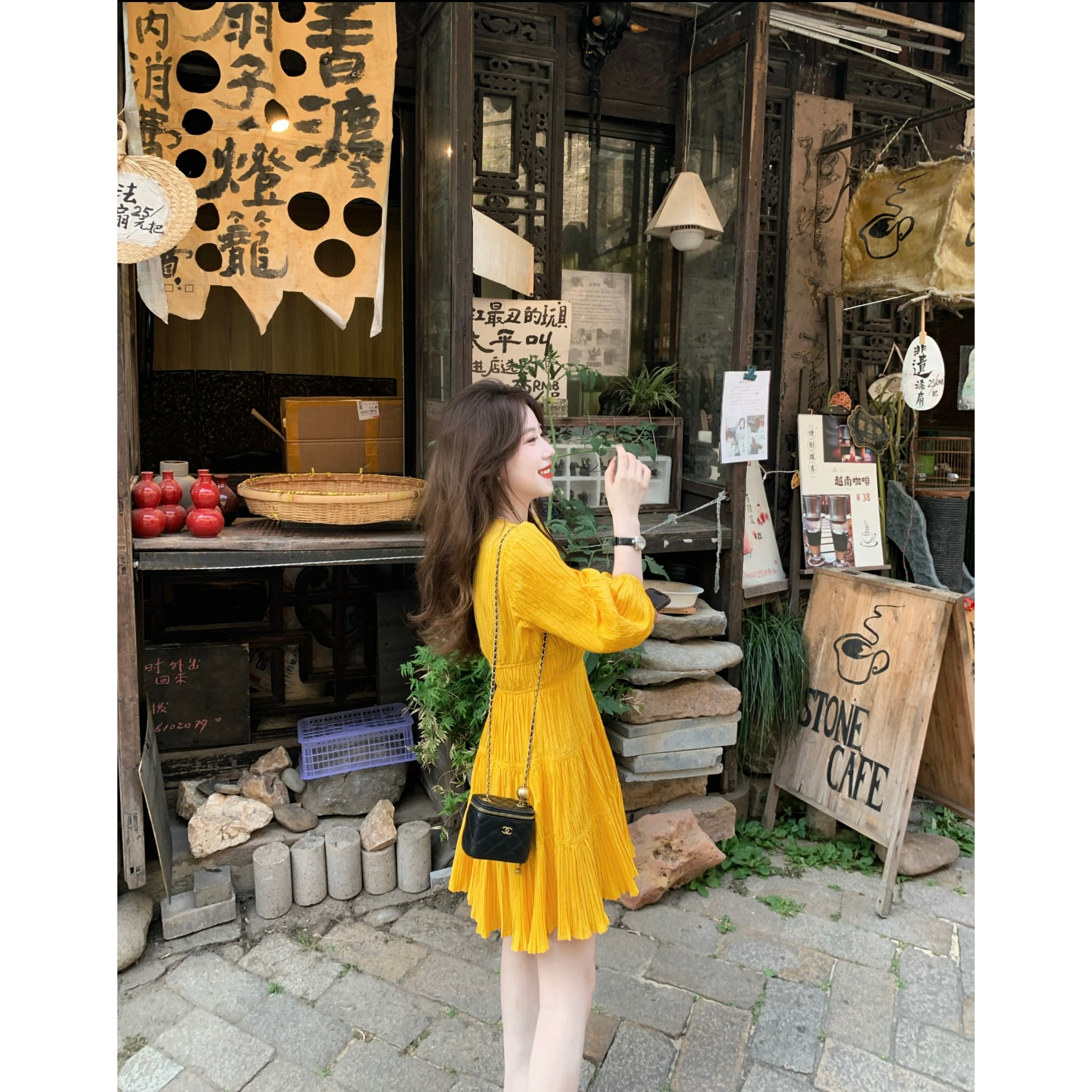 法式气质黄色V领褶皱连衣裙女夏季海边度假荷叶边收腰显瘦短裙子