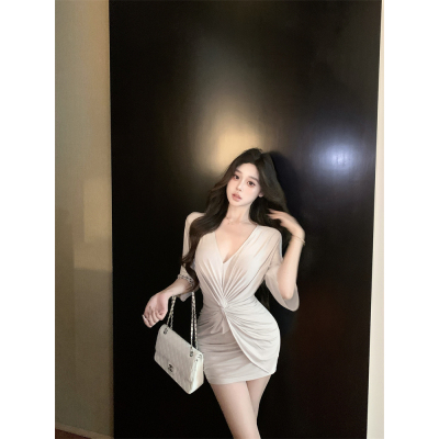 实拍实价 杏色v领连衣裙女褶皱扭结修身收腰包臀短裙子