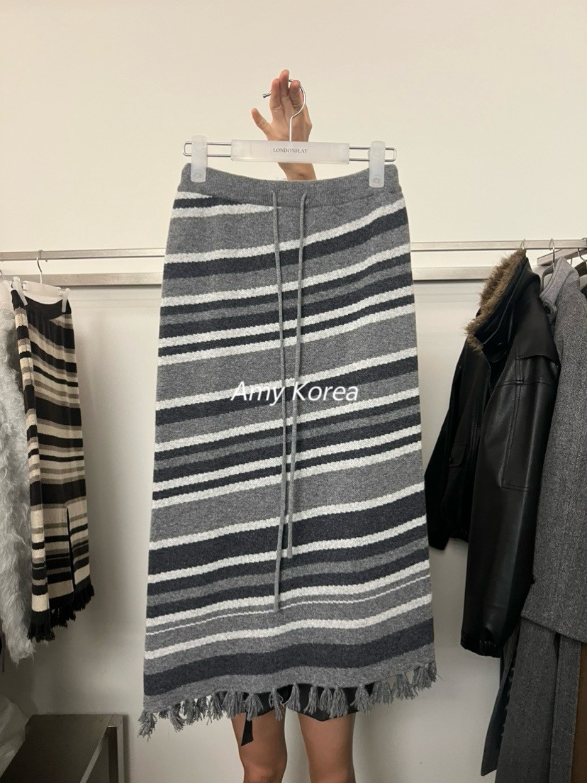 LONDON FLAT Amy韩代 25fw 东大门 条纹流苏抽绳 后开衩半身长裙