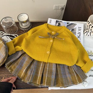 原创!2026新款女童秋冬套装姜黄色毛衣开衫外套格子百褶裙韩系