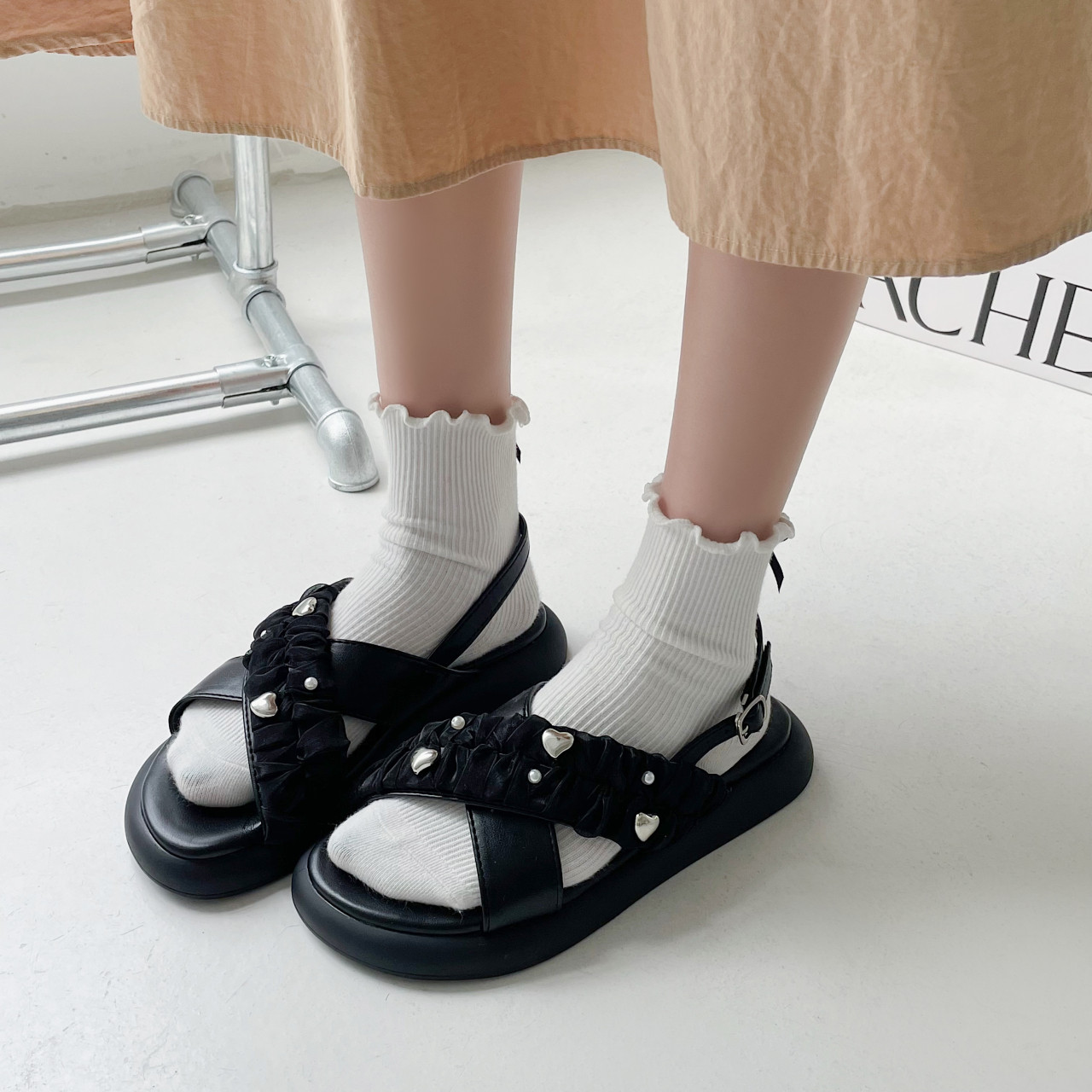 夏季新款平底凉鞋露趾女鞋韩版爱心仙女学生扣带网红罗马鞋防滑潮