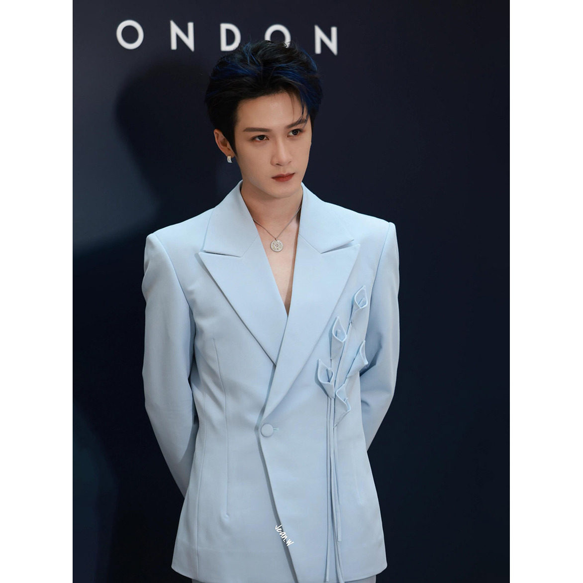檀健次同款浅蓝色男士西服外套定制手工花秀款演出宴会西装外套潮