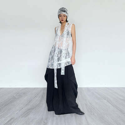 尢系UXI 2025早春纯欲风V领设计纯色蕾丝叠穿搭配艺术感背心女