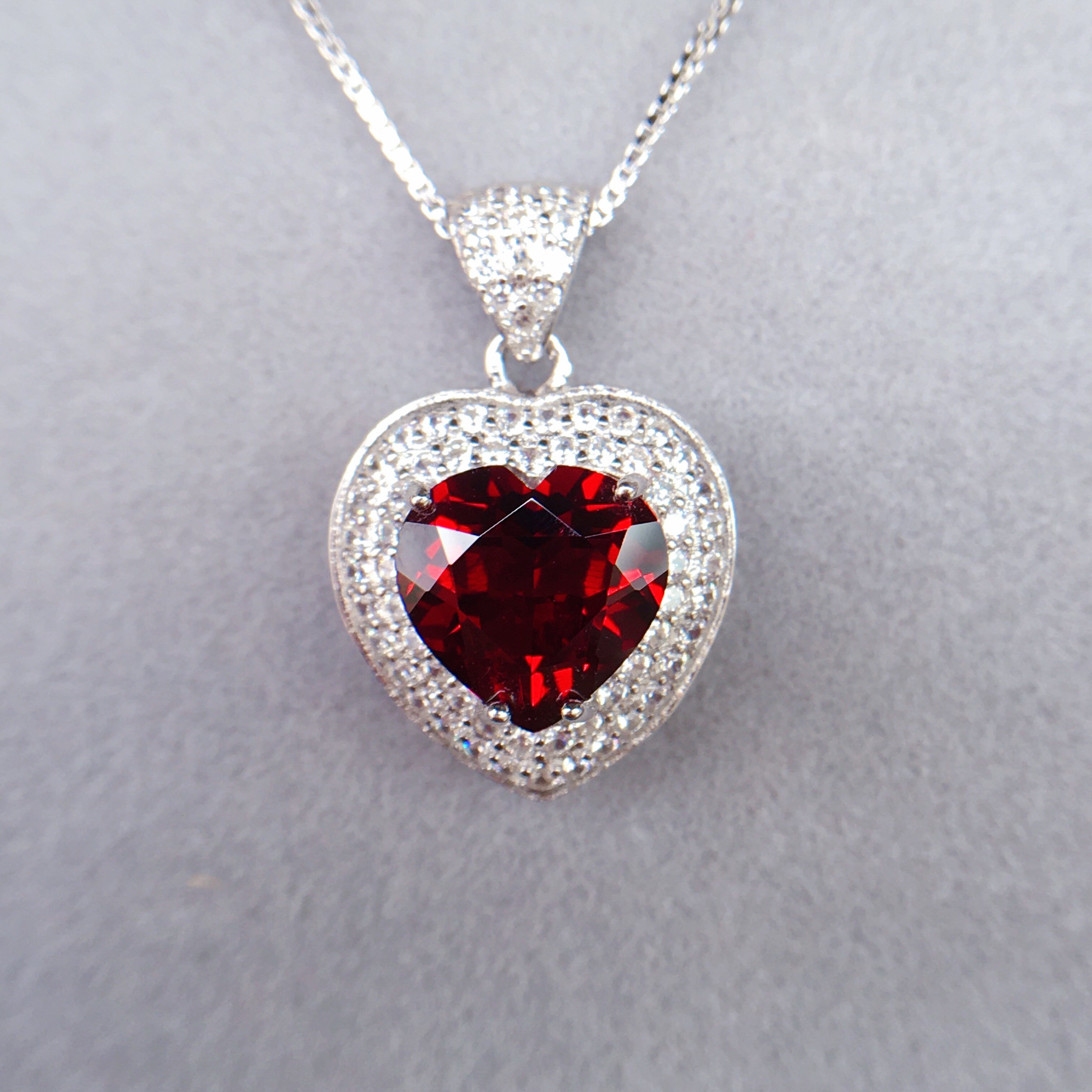 正品天然鸽血红宝石色爱心型石榴石纯银吊坠主石8毫米豪华款项链