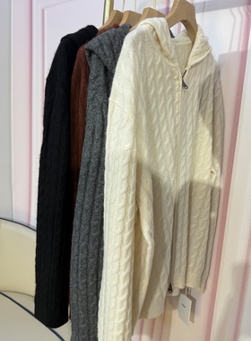 BBE礼贝 9针扭绳温柔软糯羊绒白蚕丝连帽拉链针织外套1739