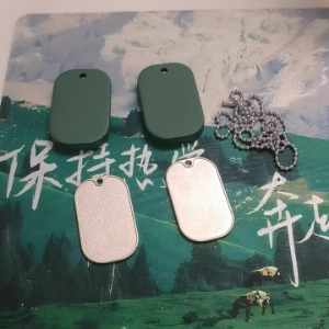 新款牌姓名牌识别牌钛钢金属链子身份二维码身份牌金属狗牌绿壳