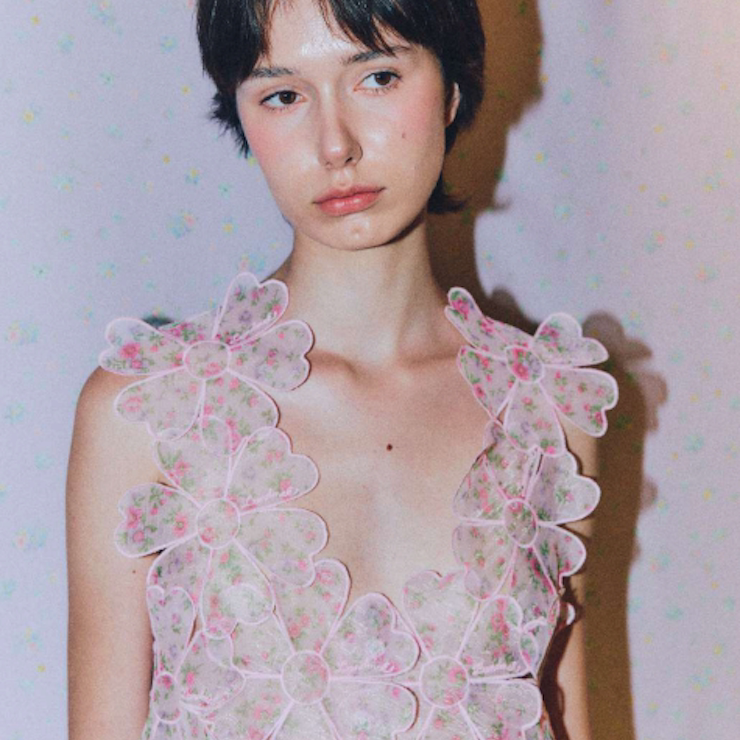 花朵V领背心上衣牛仔短裤