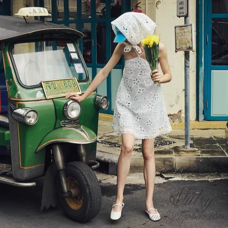 度假挂脖镂空花朵连衣裙短裙