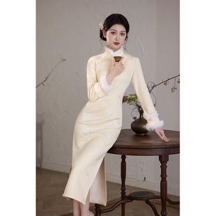 黄色冬季复古可以上班穿的旗袍女2025新款气质连衣裙麂皮绒绣花