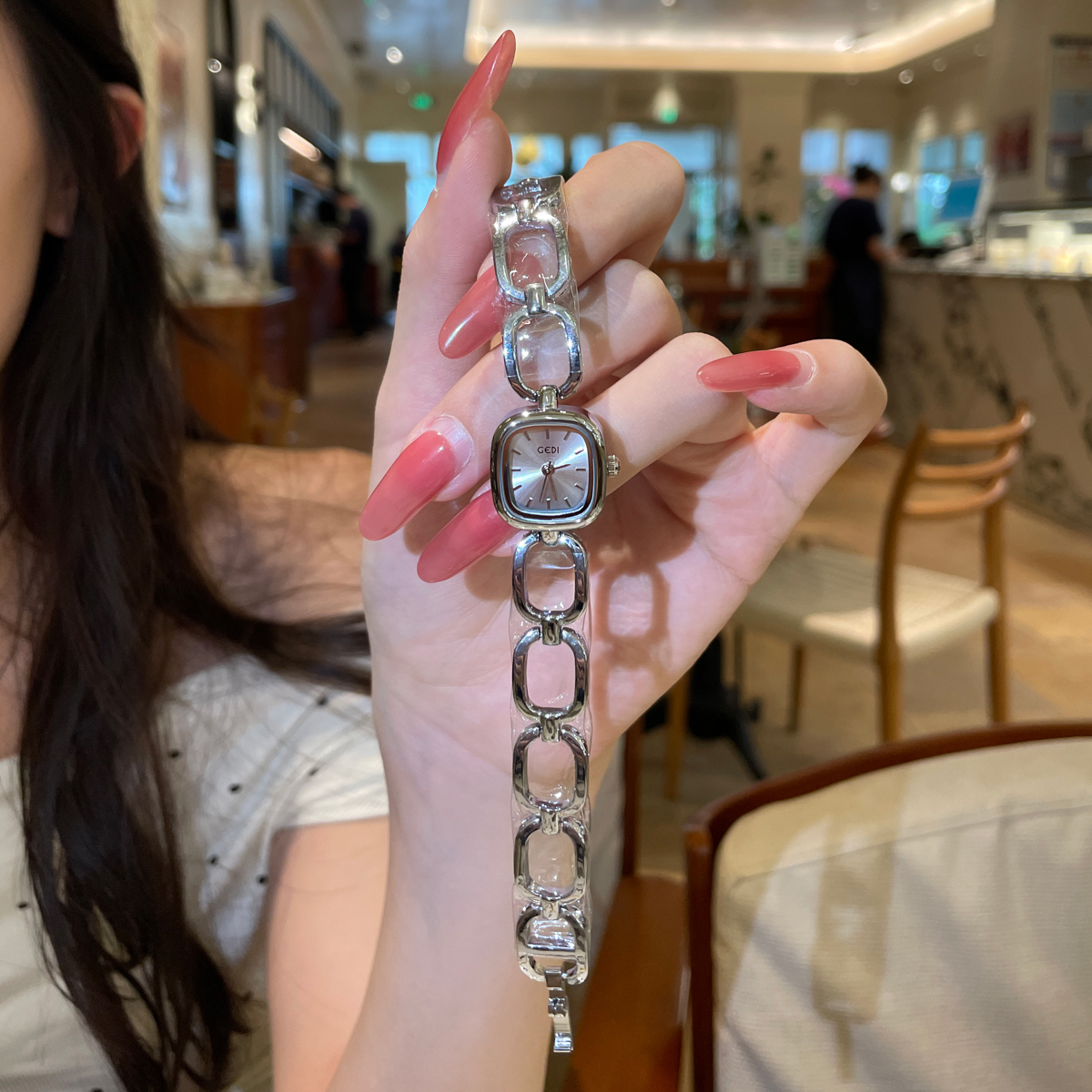 轻奢手链式手表女品牌高颜值女式女款2025新款网红包块女士女表潮