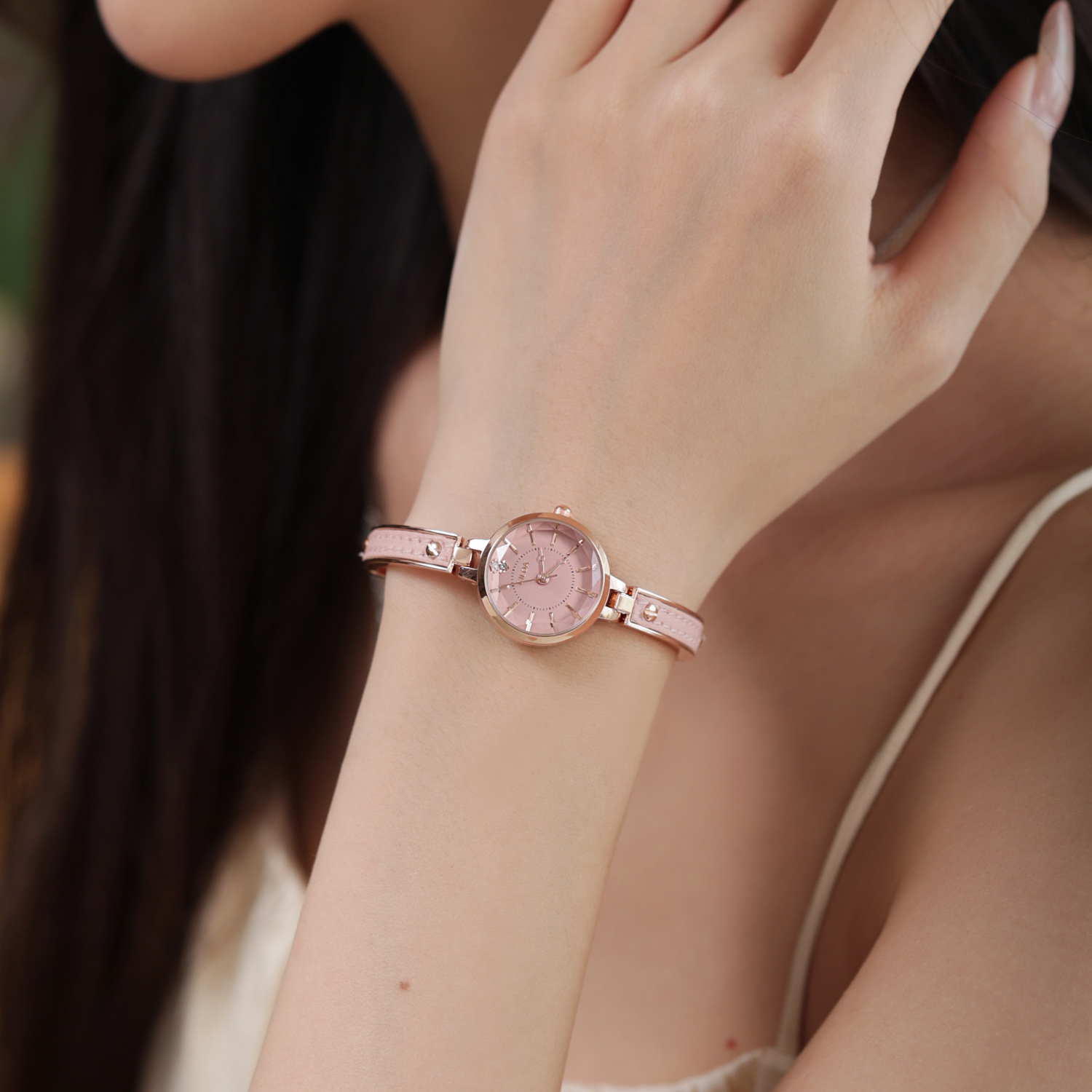 手镯式樱花粉手表女高颜值气质女士女款品牌职场艺术腕表女式表潮