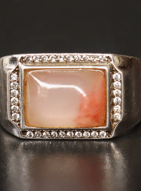 鸡血玉贵妃料白底红精雕仿古戒指