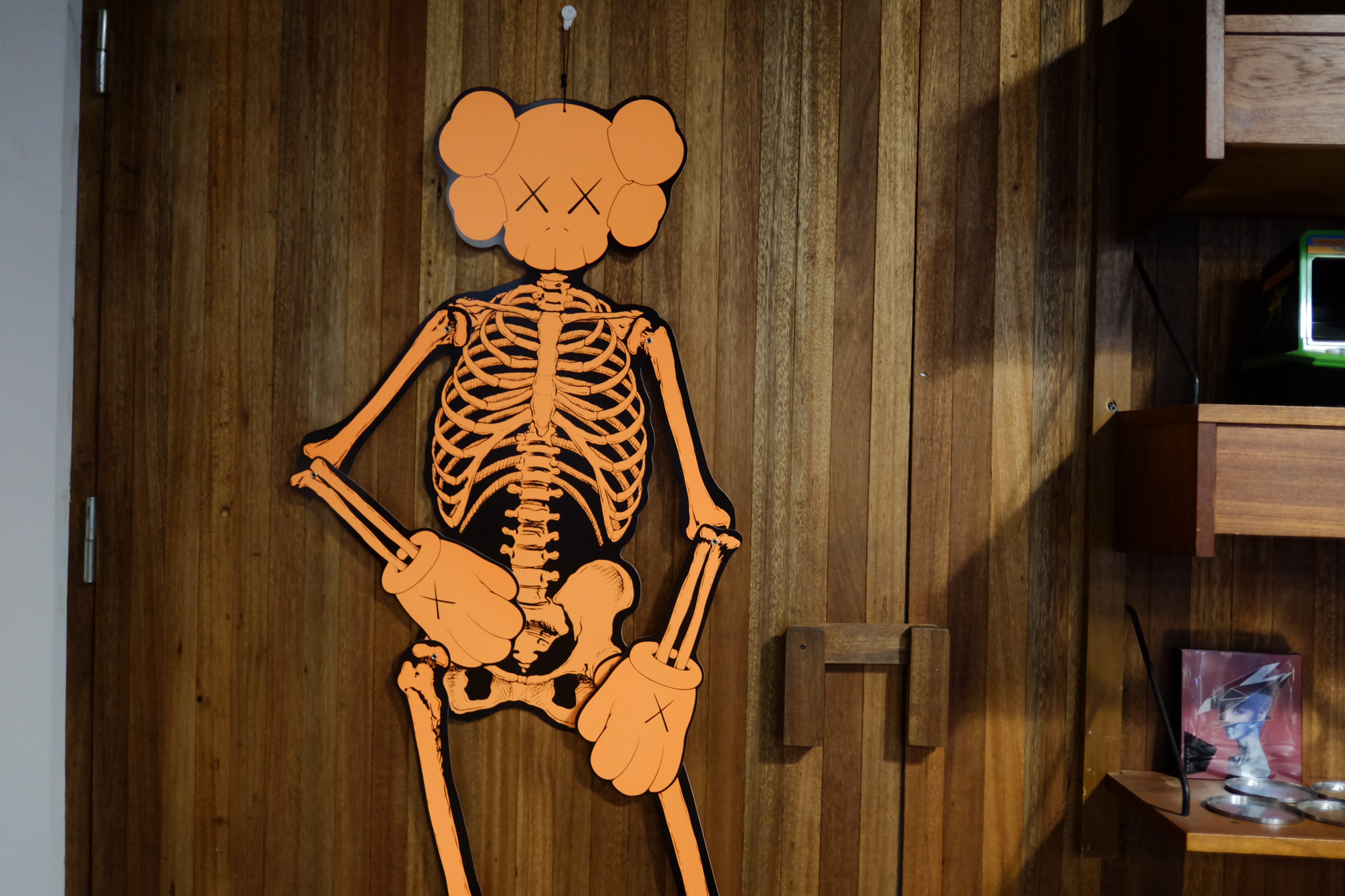 正版 Kaws 公仔 限定荧光版 骨架挂件  纸制品  全新现货发售