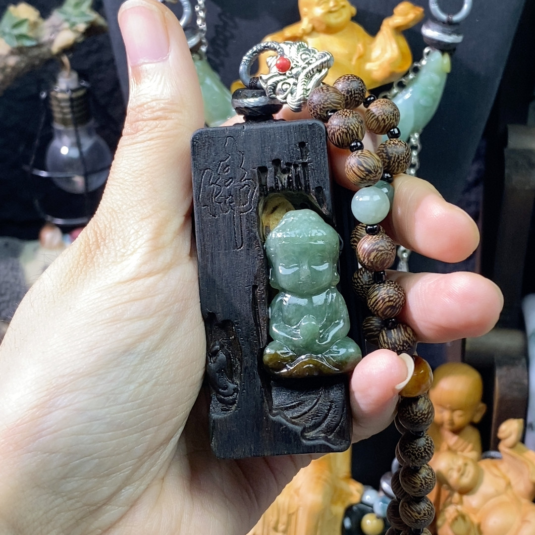 天然翡翠宝宝佛沉香木雕刻镶嵌一套