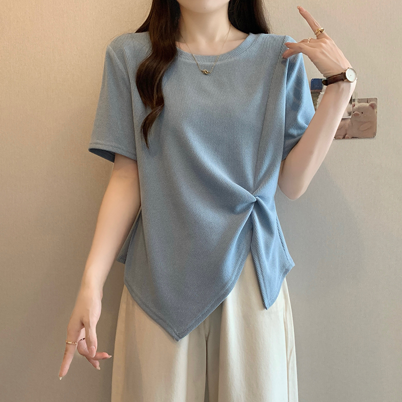 浅蓝色正肩短袖T恤女夏季2025今年流行的大码胖mm收腰不规则上衣