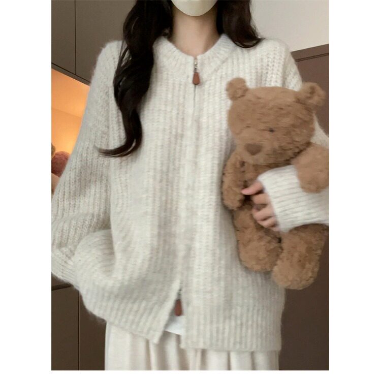 显白绿色高级感毛衣外套女独特漂亮初冬大码胖mm正肩针织开衫上衣