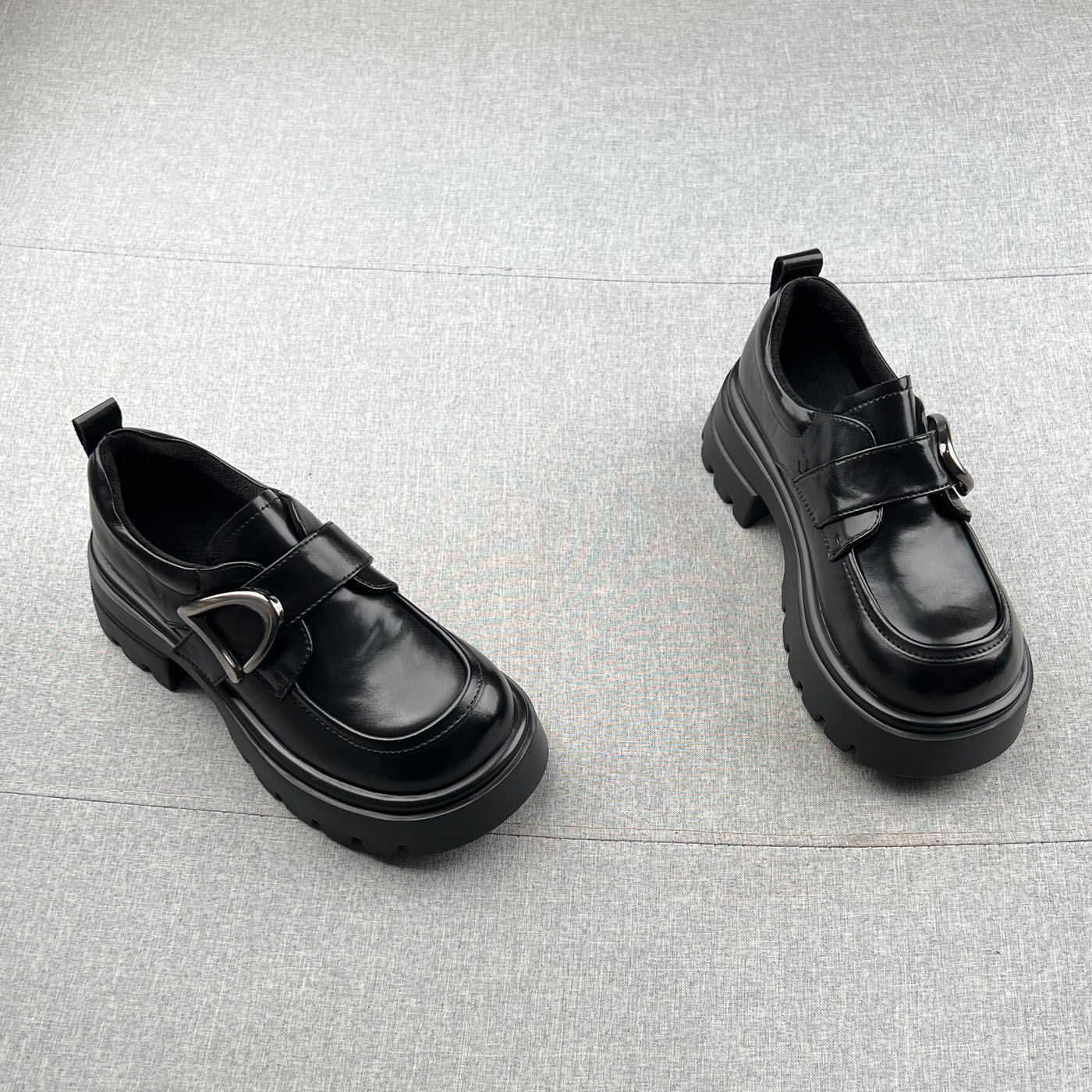 英伦风软面魔术贴加绒厚底乐福鞋