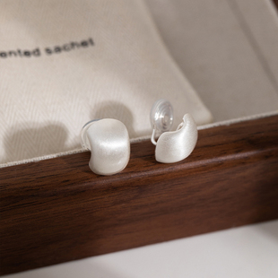 韩国银色耳钉磨砂通勤耳环简约小众蚊香盘耳夹女高级感轻奢无耳洞